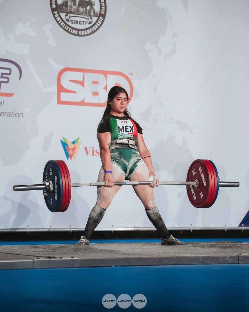 Daana Parra deadlifting in her Mexico singlet on the competition platform